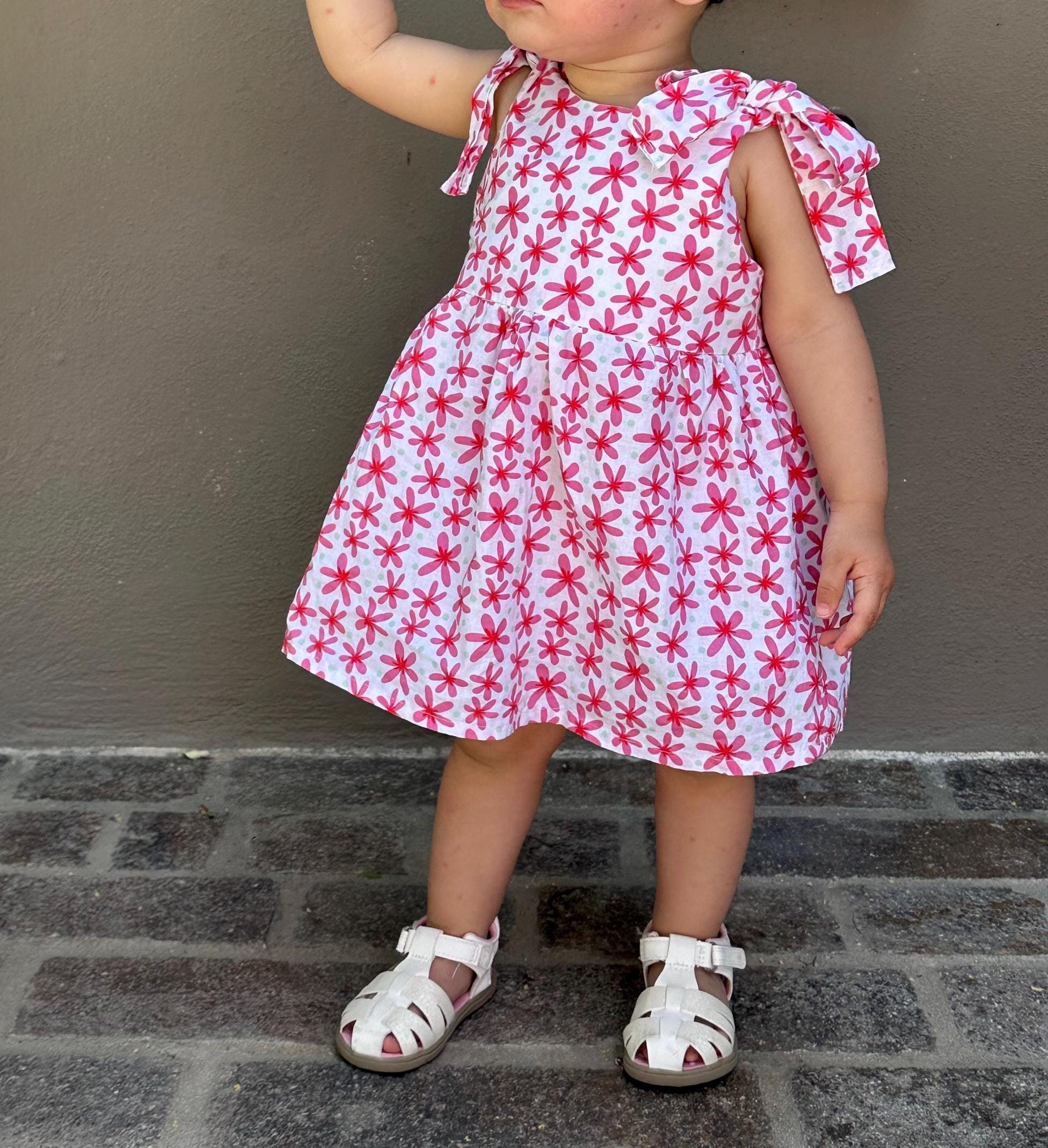 Vestido con lazo en los hombros